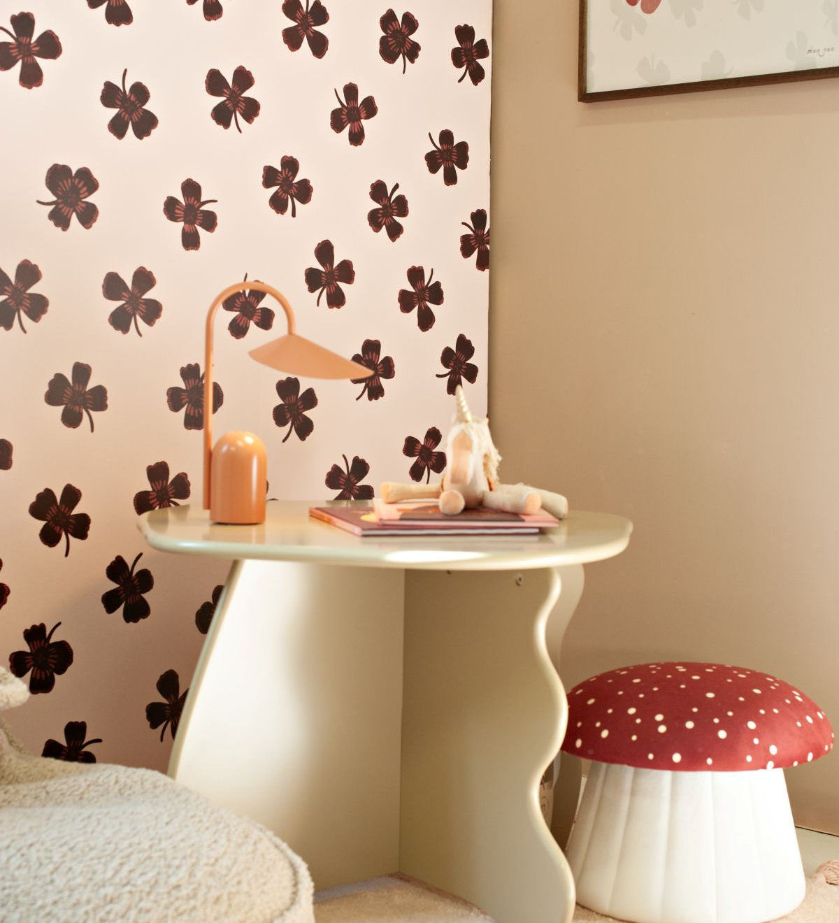 Joelle Wehkamp x Meet me at the wall lucky clover klavertjes behang voor de kinderkamer meisjeskamer bruin