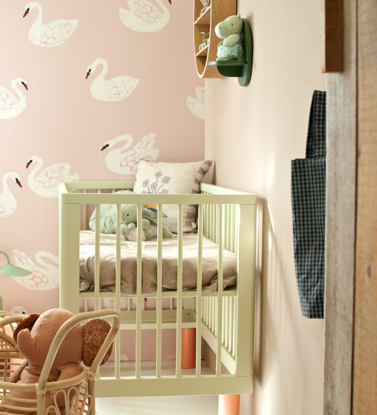 Joelle Wehkamp x Meet me at the wall Swans zwanen dierenbehang voor de kinderkamer meisjeskamer roze