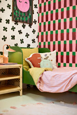 Aniek Bartels x Meet me at the wall playful blocks geblokt behang voor de kinderkamer meisjekamer roze
