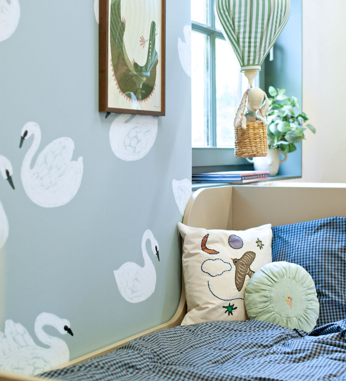 Joelle Wehkamp x Meet me at the wall Swans zwanen dierenbehang voor de kinderkamer meisjeskamer blauw