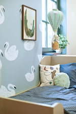Joelle Wehkamp x Meet me at the wall Swans zwanen dierenbehang voor de kinderkamer meisjeskamer blauw