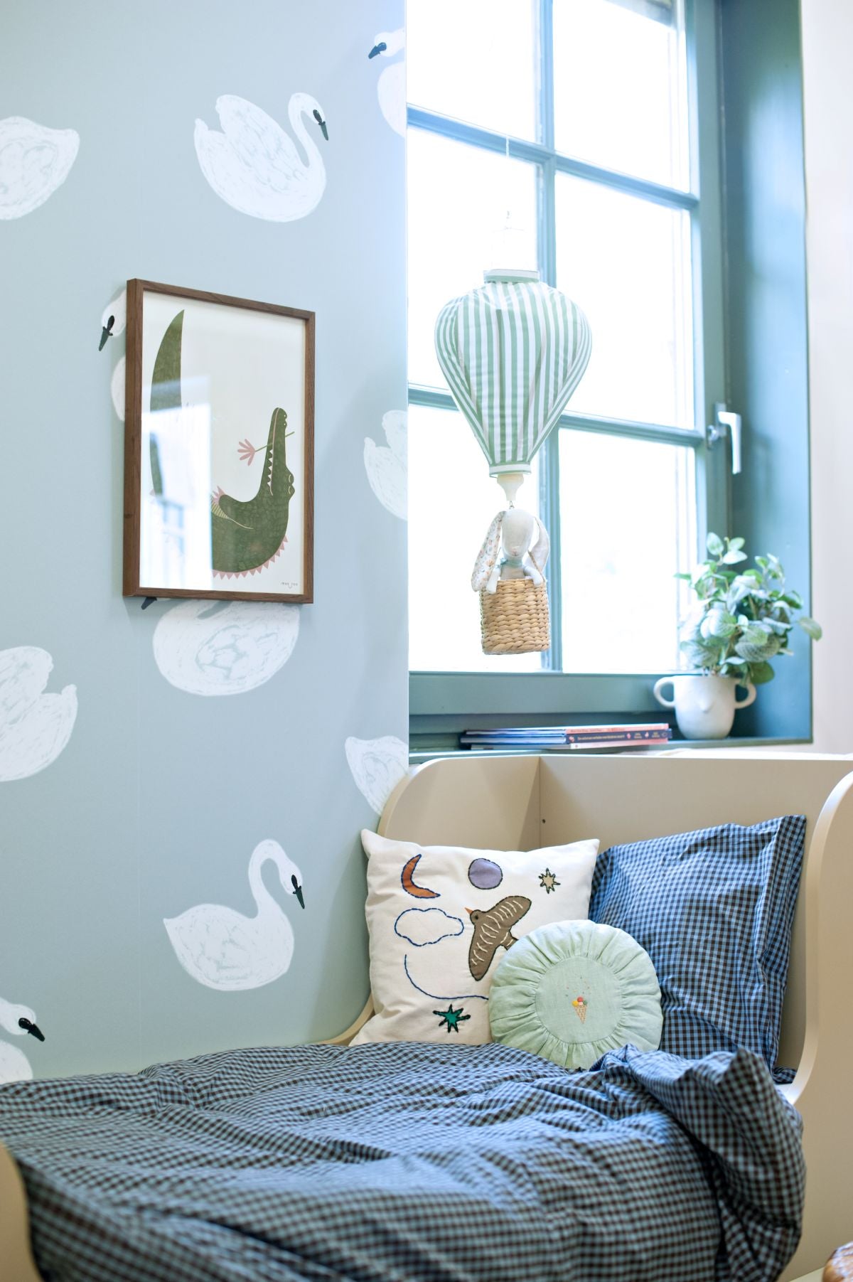 Joelle Wehkamp x Meet me at the wall Swans zwanen dierenbehang voor de kinderkamer meisjeskamer blauw