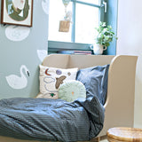 Joelle Wehkamp x Meet me at the wall Swans zwanen dierenbehang voor de kinderkamer meisjeskamer blauw