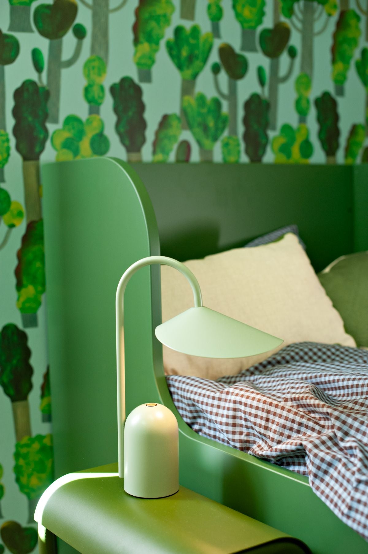 Aniek Bartels x Meet me at the wall trees bomen behang natuur lichtblauw jongenskamer 