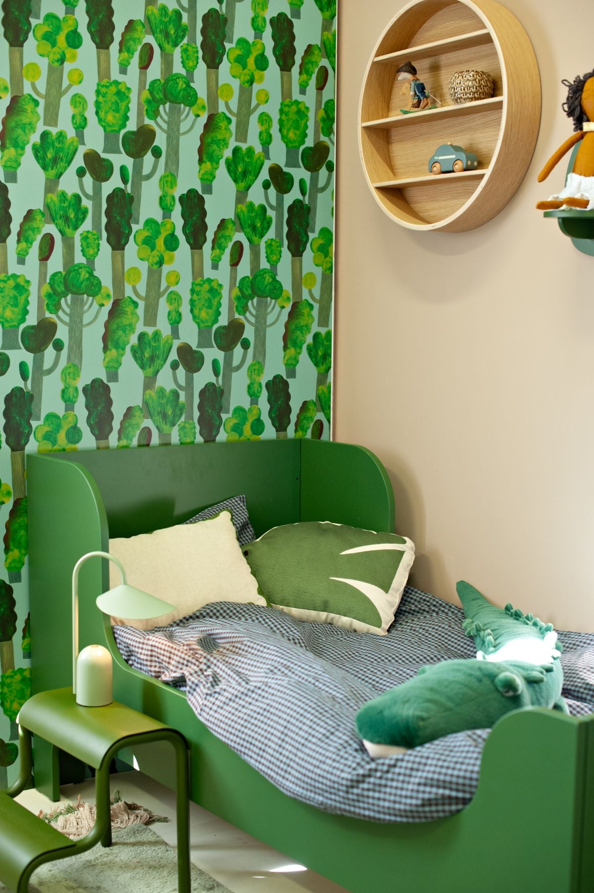 Aniek Bartels x Meet me at the wall trees bomen behang natuur lichtblauw jongenskamer 