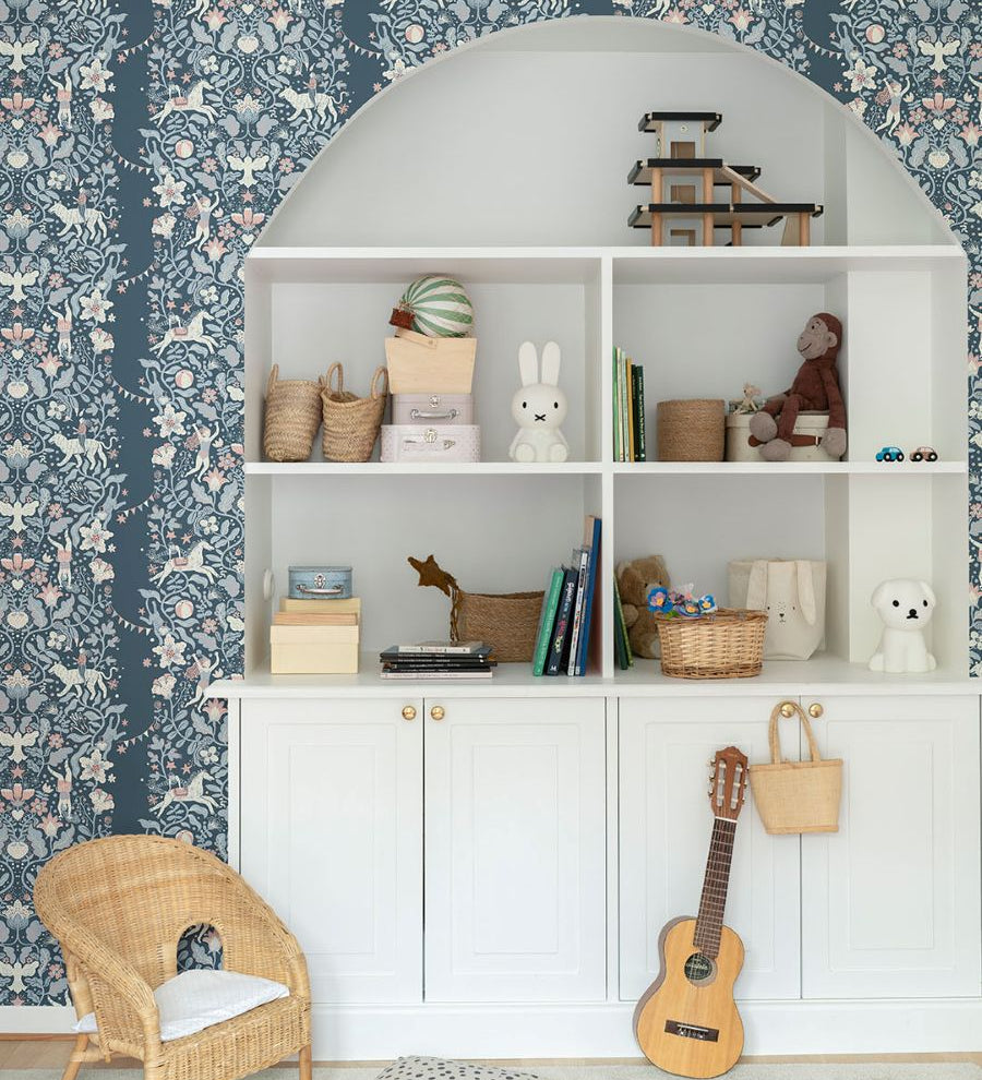 Midbec Cirkus behang voor de kinderkamer uit de collectie Resan. Circus behang voor de meisjeskamer donkerblauw 29028