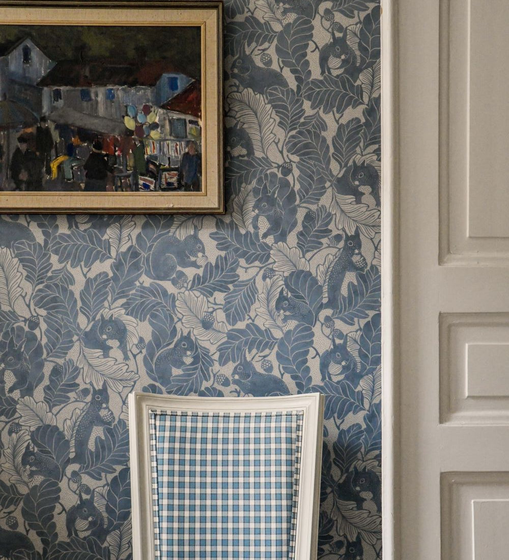 Langelid von Bromssen Oak tree tails behang eekhoorns kinderkamer kinderbehang bosdieren blauw