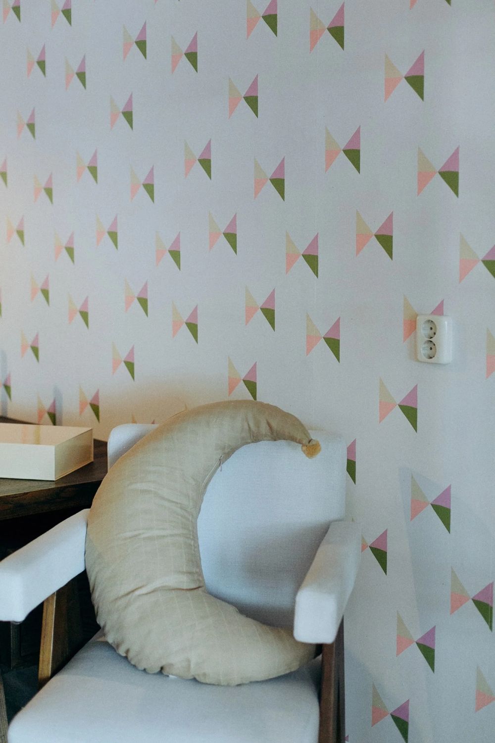 Meet me at the Wall behang voor de kinderkamer Bowie Tie strikjes behang pastel kleuren