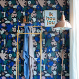 Meet me at the Wall Flower Play bloemen behang voor meisjeskamer Naturel Noord donkerblauw