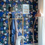 Meet me at the Wall Flower Play bloemen behang voor meisjeskamer Naturel Noord donkerblauw