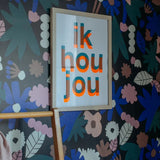 Meet me at the Wall Flower Play bloemen behang voor meisjeskamer Naturel Noord donkerblauw