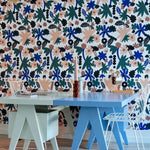 Meet me at the Wall Flower Play bloemen behang voor de kinderkamer Naturel Noord licht off white
