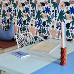 Meet me at the Wall Flower Play bloemen behang voor de kinderkamer Naturel Noord licht off white