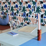 Meet me at the Wall Flower Play bloemen behang voor de kinderkamer Naturel Noord licht off white