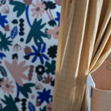 Meet me at the Wall Flower Play bloemen behang voor de kinderkamer Naturel Noord licht off white