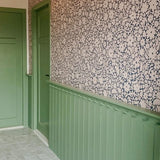 Meet me at the Wall bloemen behang voor meisjeskamer babykamer of tienerkamer in de kleur blauw en off white.