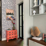 Meet me at the Wall bloemen behang voor meisjeskamer babykamer of tienerkamer in de kleur blauw en off white.