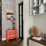 Meet me at the Wall bloemen behang voor meisjeskamer babykamer of tienerkamer in de kleur blauw en off white.