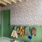 Meet me at the Wall bloemen behang voor meisjeskamer babykamer of tienerkamer in de kleur blauw en off white.