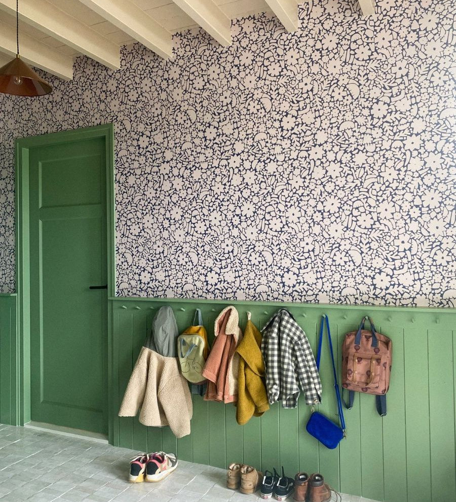 Meet me at the Wall bloemen behang voor meisjeskamer babykamer of tienerkamer in de kleur blauw en off white.