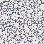 Meet me at the Wall bloemen behang voor meisjeskamer babykamer of tienerkamer in de kleur blauw en off white.
