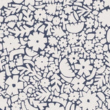 Meet me at the Wall bloemen behang voor meisjeskamer babykamer of tienerkamer in de kleur blauw en off white.