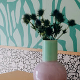 Meet me at the Wall bloemen behang voor meisjeskamer babykamer of tienerkamer in de kleur bruin en off white.
