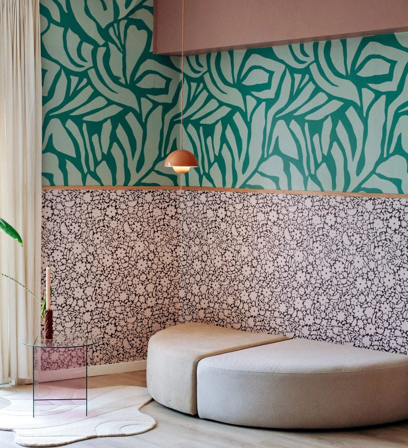 Meet me at the Wall bloemen behang voor meisjeskamer babykamer of tienerkamer in de kleur bruin en off white.