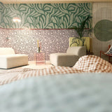 Meet me at the Wall bloemen behang voor meisjeskamer babykamer of tienerkamer in de kleur bruin en off white.