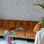 Meet me at the Wall bloemen behang voor meisjeskamer babykamer of tienerkamer in de kleur warm taupe en off white.