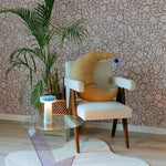 Meet me at the Wall bloemen behang voor meisjeskamer babykamer of tienerkamer in de kleur warm taupe en off white.
