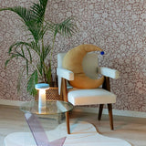 Meet me at the Wall bloemen behang voor meisjeskamer babykamer of tienerkamer in de kleur warm taupe en off white.