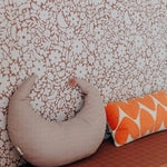 Meet me at the Wall bloemen behang voor meisjeskamer babykamer of tienerkamer in de kleur warm taupe en off white.