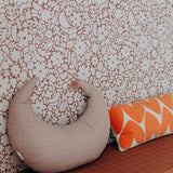 Meet me at the Wall bloemen behang voor meisjeskamer babykamer of tienerkamer in de kleur warm taupe en off white.