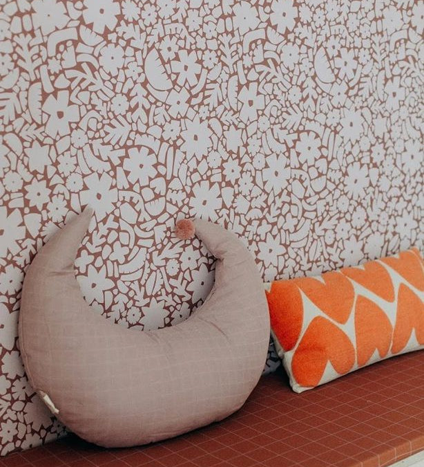 Meet me at the Wall bloemen behang voor meisjeskamer babykamer of tienerkamer in de kleur warm taupe en off white.