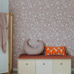 Meet me at the Wall bloemen behang voor meisjeskamer babykamer of tienerkamer in de kleur warm taupe en off white.