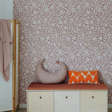 Meet me at the Wall bloemen behang voor meisjeskamer babykamer of tienerkamer in de kleur warm taupe en off white.