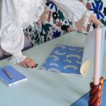 Meet me at the Wall Moon Calm hemelsblauw manen behang voor de babykamer of neutrale kinderkamer.