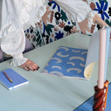Meet me at the Wall Moon Calm hemelsblauw manen behang voor de babykamer of neutrale kinderkamer.