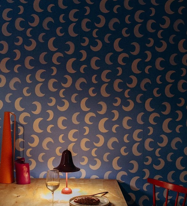 Meet me at the Wall Moon Calm hemelsblauw manen behang voor de babykamer of neutrale kinderkamer.