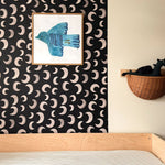 Meet me at the Wall Moon Dark Zwart manen behang voor de babykamer of neutrale kinderkamer.
