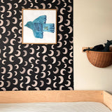Meet me at the Wall Moon Dark Zwart manen behang voor de babykamer of neutrale kinderkamer.