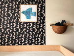 Play at Slaep Moon Dark Zwart manen behang voor de babykamer of neutrale kinderkamer.