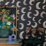 Meet me at the Wall Moon Dark Zwart manen behang voor de babykamer of neutrale kinderkamer.