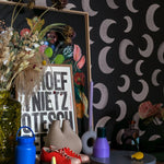 Meet me at the Wall Moon Dark Zwart manen behang voor de babykamer of neutrale kinderkamer.