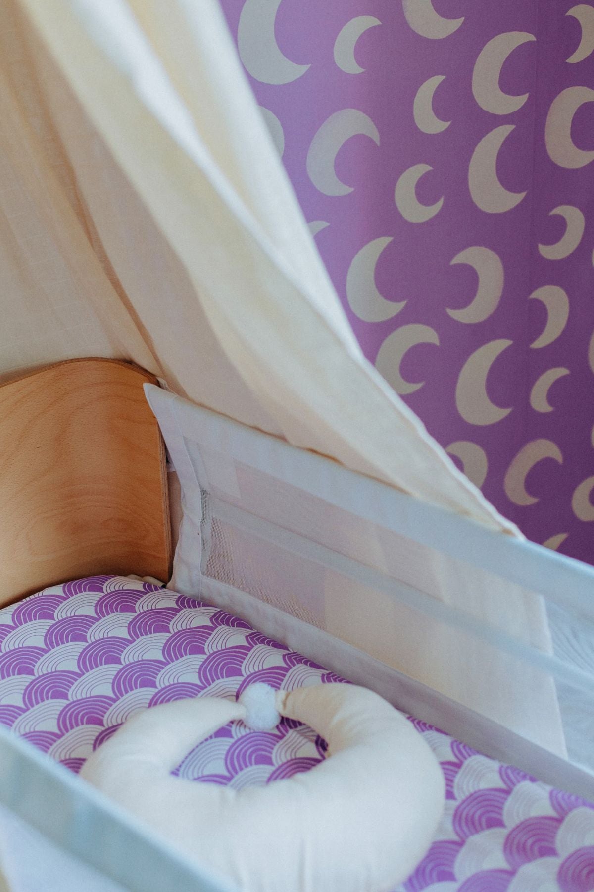 Meet me at the Wall Moon manen behang voor de kinderkamer lila