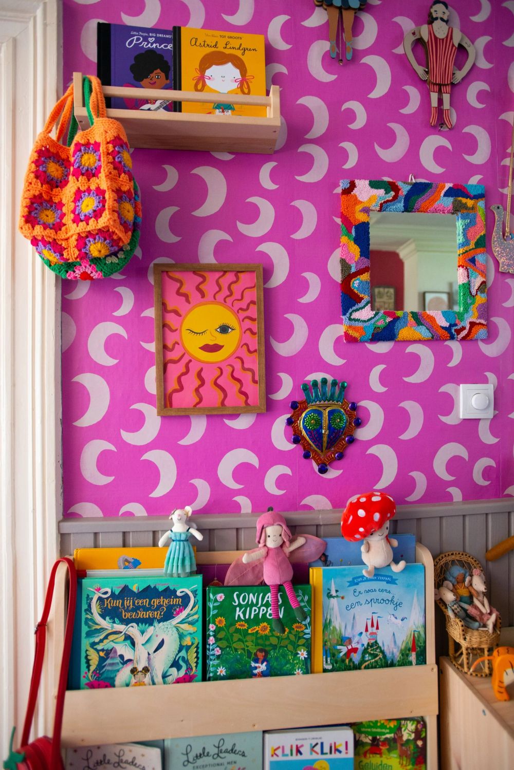 Play at Slaep Moon Pinkpop roze  manen behang voor de babykamer of meisjeskamer.