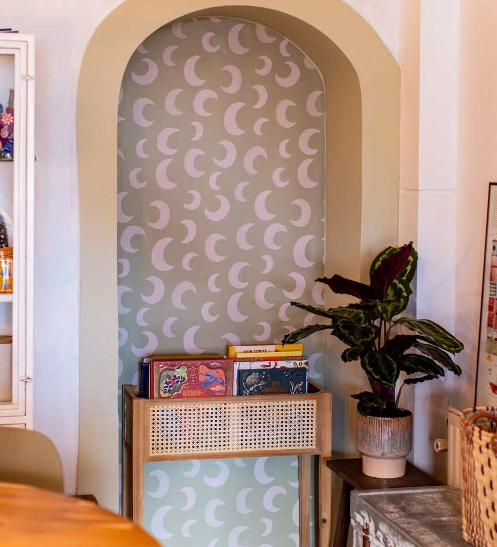 Meet me at the Wall Moon Pistache groen manen behang voor de babykamer of neutrale kinderkamer.