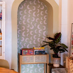 Meet me at the Wall Moon Pistache groen manen behang voor de babykamer of neutrale kinderkamer.