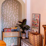 Meet me at the Wall Moon Pistache groen manen behang voor de babykamer of neutrale kinderkamer.